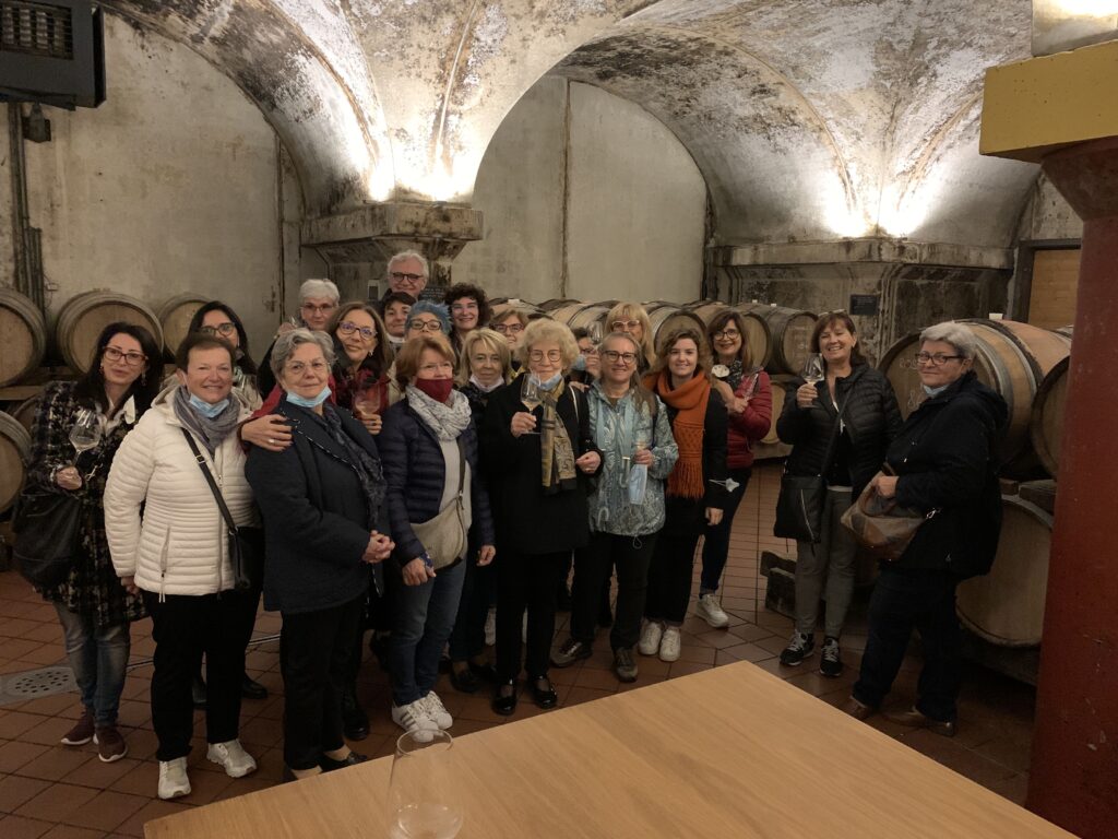 COSTARIPA - 21 DONNE IN CANTINA